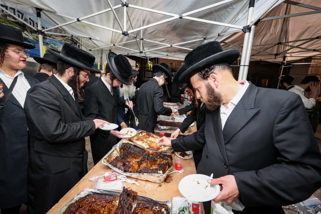 טיש ותפילה: המונים עלו לציונו של הרה"ק רבי שלומקה מזוועיהל