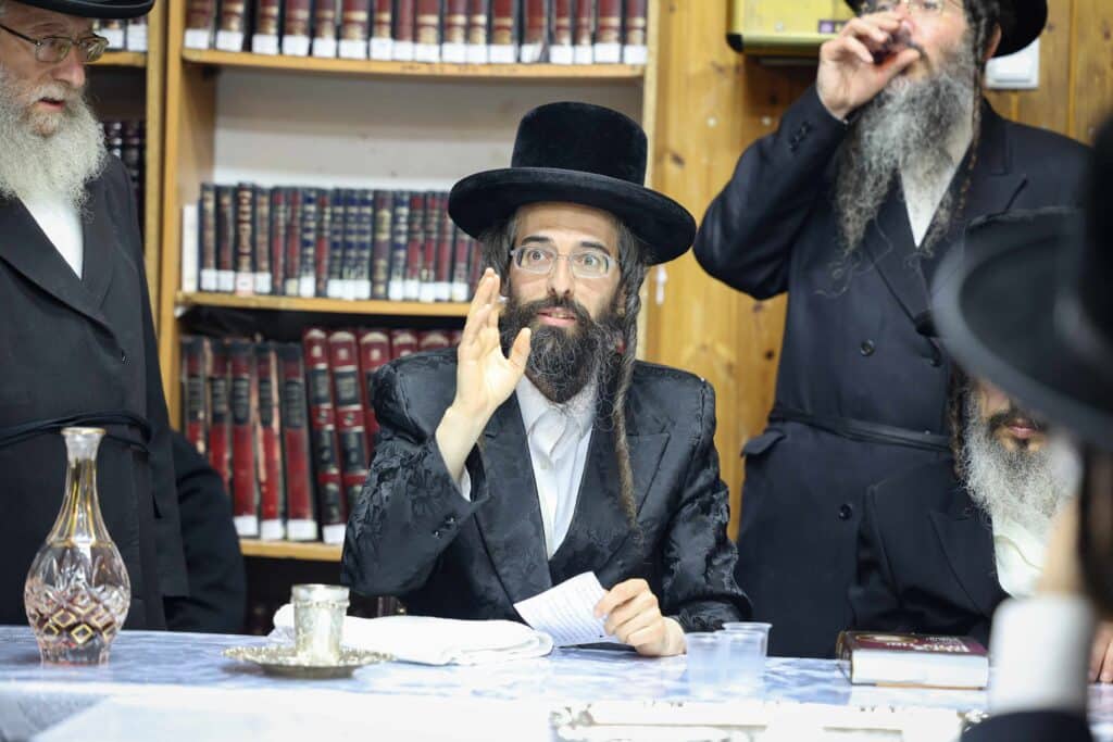 טיש ותפילה: המונים עלו לציונו של הרה"ק רבי שלומקה מזוועיהל