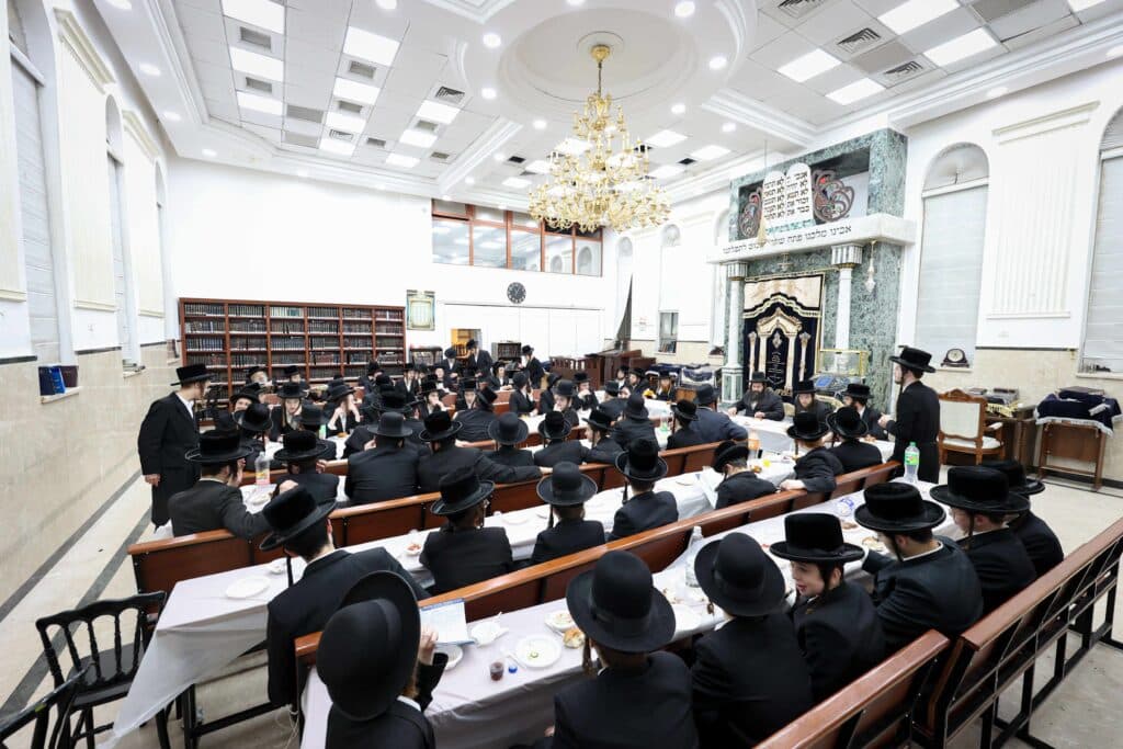 טיש ותפילה: המונים עלו לציונו של הרה"ק רבי שלומקה מזוועיהל