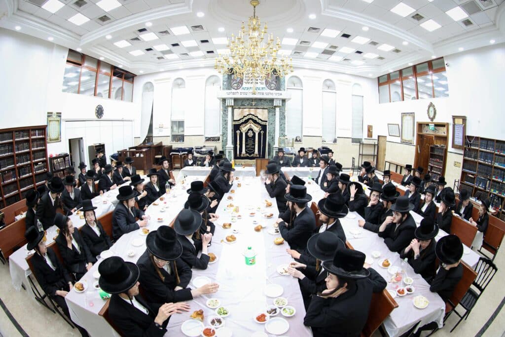 טיש ותפילה: המונים עלו לציונו של הרה"ק רבי שלומקה מזוועיהל