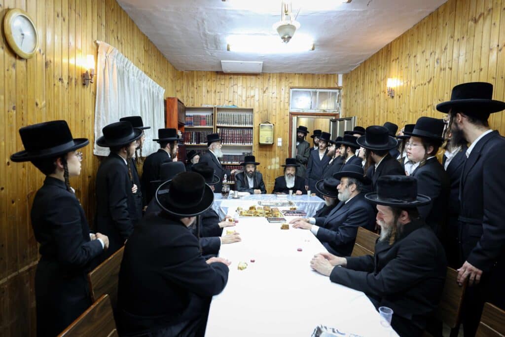 טיש ותפילה: המונים עלו לציונו של הרה"ק רבי שלומקה מזוועיהל