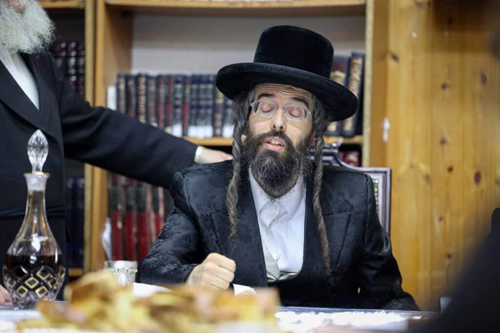 טיש ותפילה: המונים עלו לציונו של הרה"ק רבי שלומקה מזוועיהל