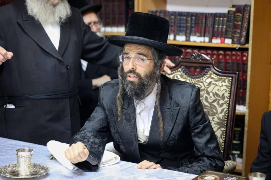 טיש ותפילה: המונים עלו לציונו של הרה"ק רבי שלומקה מזוועיהל