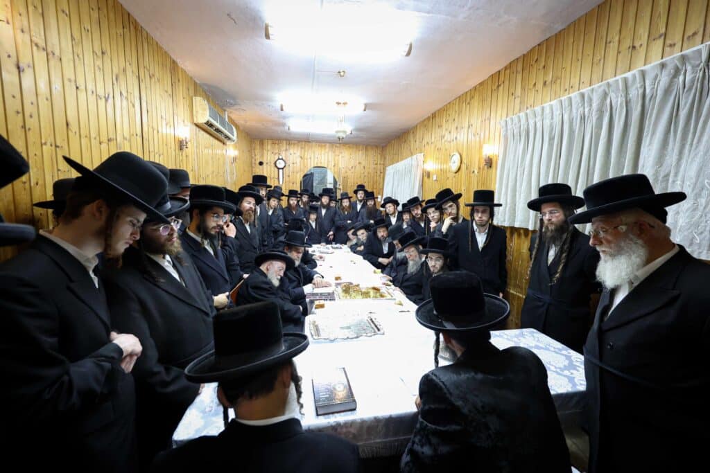 טיש ותפילה: המונים עלו לציונו של הרה"ק רבי שלומקה מזוועיהל