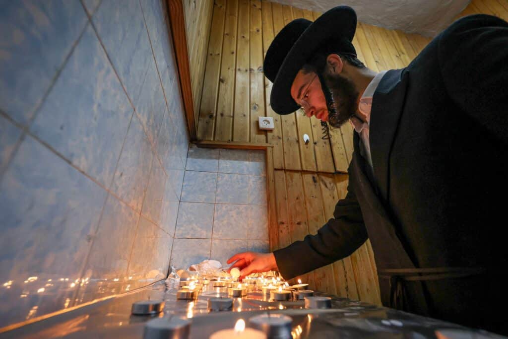 טיש ותפילה: המונים עלו לציונו של הרה"ק רבי שלומקה מזוועיהל