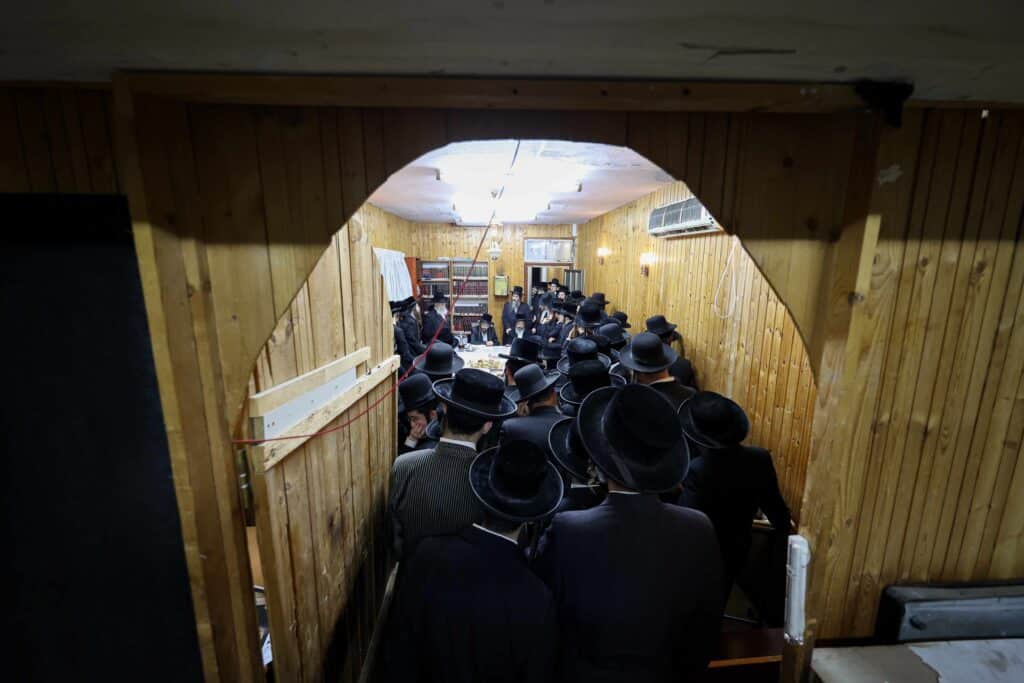 טיש ותפילה: המונים עלו לציונו של הרה"ק רבי שלומקה מזוועיהל