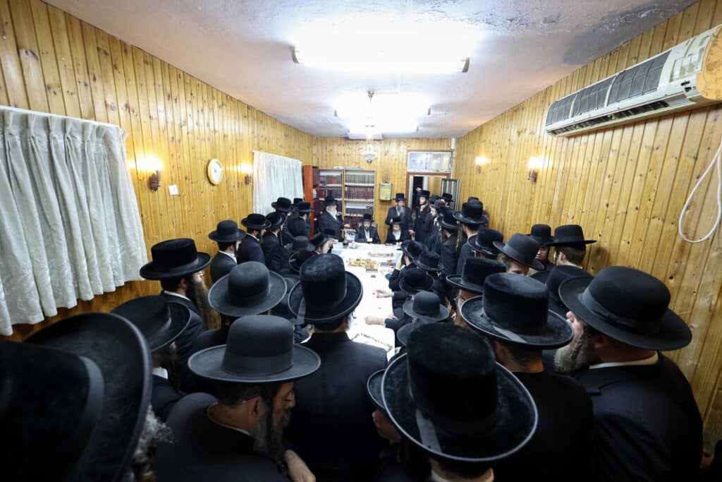 טיש ותפילה: המונים עלו לציונו של הרה"ק רבי שלומקה מזוועיהל