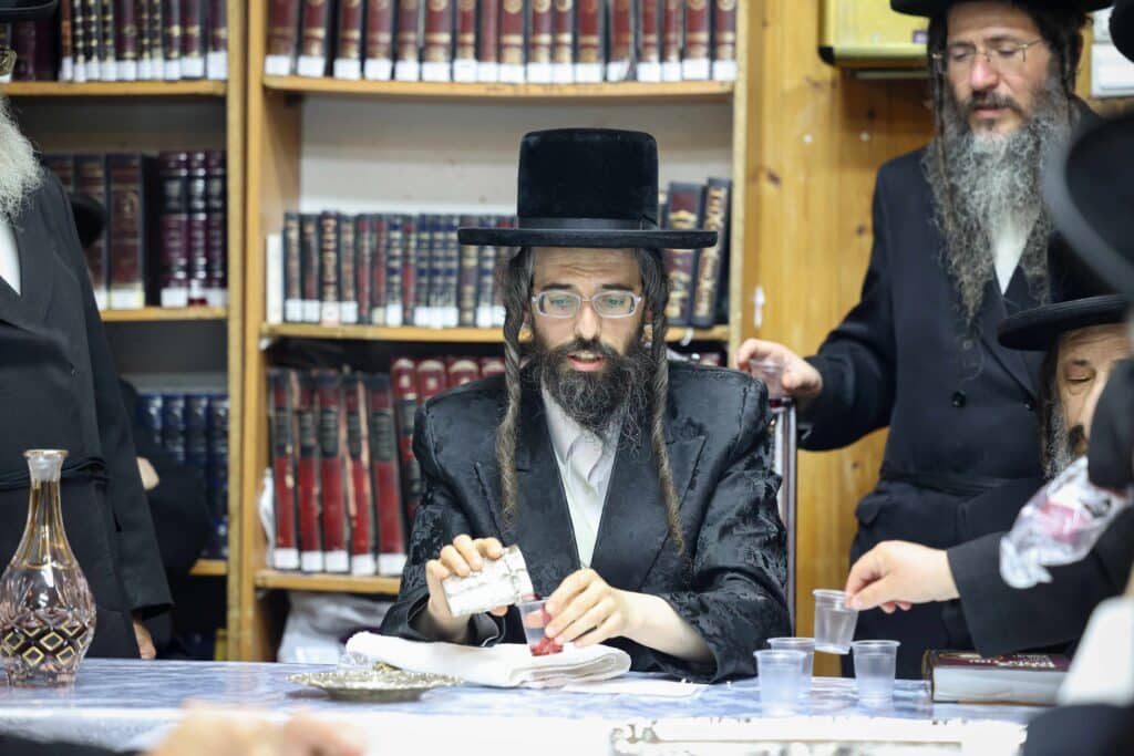 טיש ותפילה: המונים עלו לציונו של הרה"ק רבי שלומקה מזוועיהל