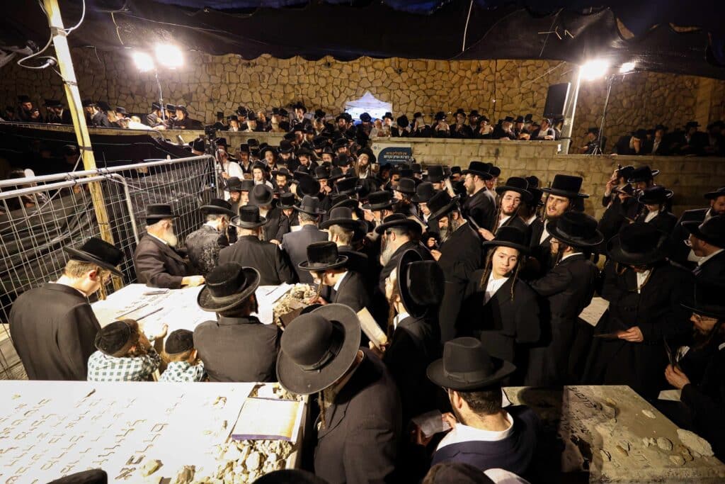 טיש ותפילה: המונים עלו לציונו של הרה"ק רבי שלומקה מזוועיהל