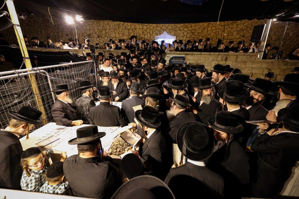 טיש ותפילה: המונים עלו לציונו של הרה"ק רבי שלומקה מזוועיהל