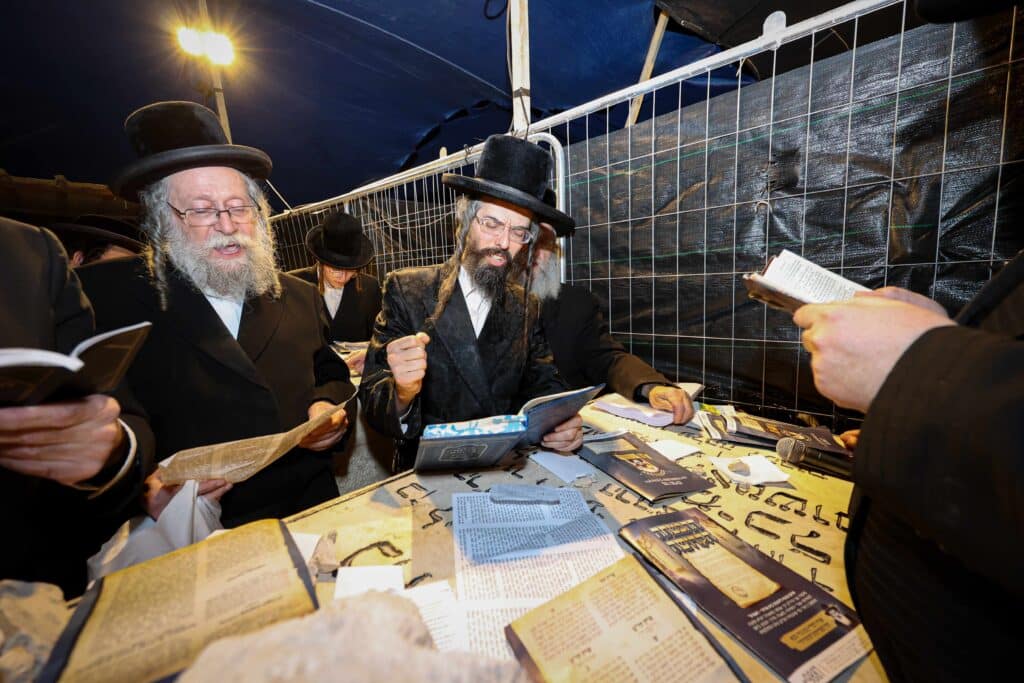 טיש ותפילה: המונים עלו לציונו של הרה"ק רבי שלומקה מזוועיהל