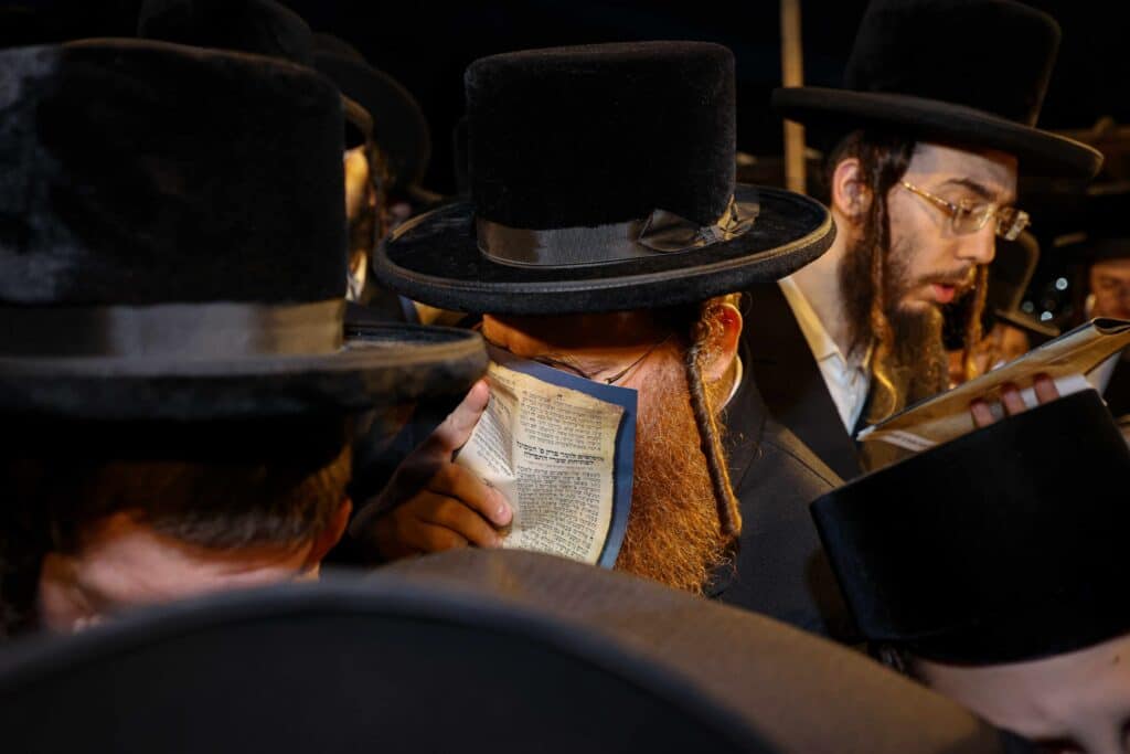 טיש ותפילה: המונים עלו לציונו של הרה"ק רבי שלומקה מזוועיהל