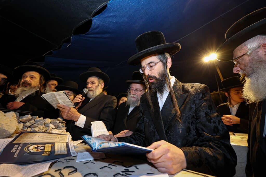 טיש ותפילה: המונים עלו לציונו של הרה"ק רבי שלומקה מזוועיהל