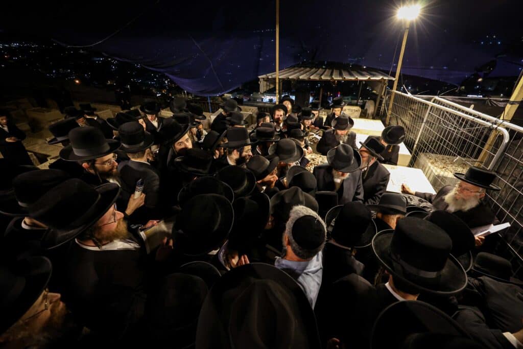 טיש ותפילה: המונים עלו לציונו של הרה"ק רבי שלומקה מזוועיהל