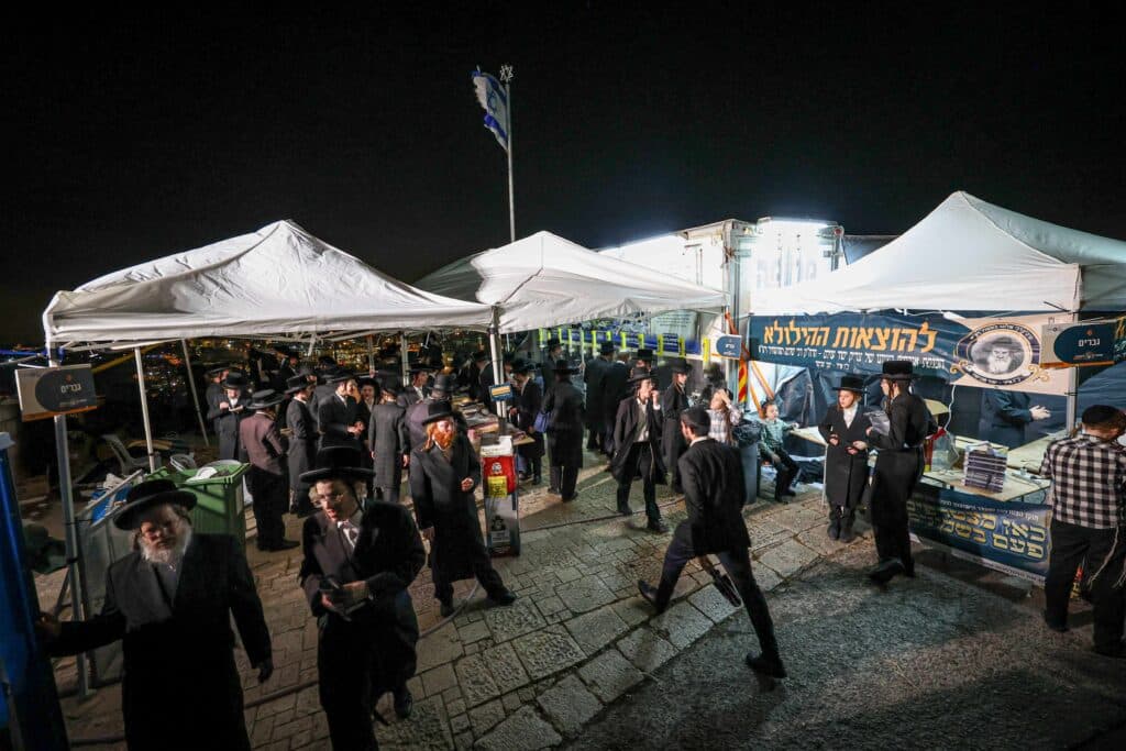 טיש ותפילה: המונים עלו לציונו של הרה"ק רבי שלומקה מזוועיהל