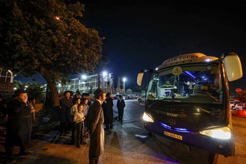 טיש ותפילה: המונים עלו לציונו של הרה"ק רבי שלומקה מזוועיהל