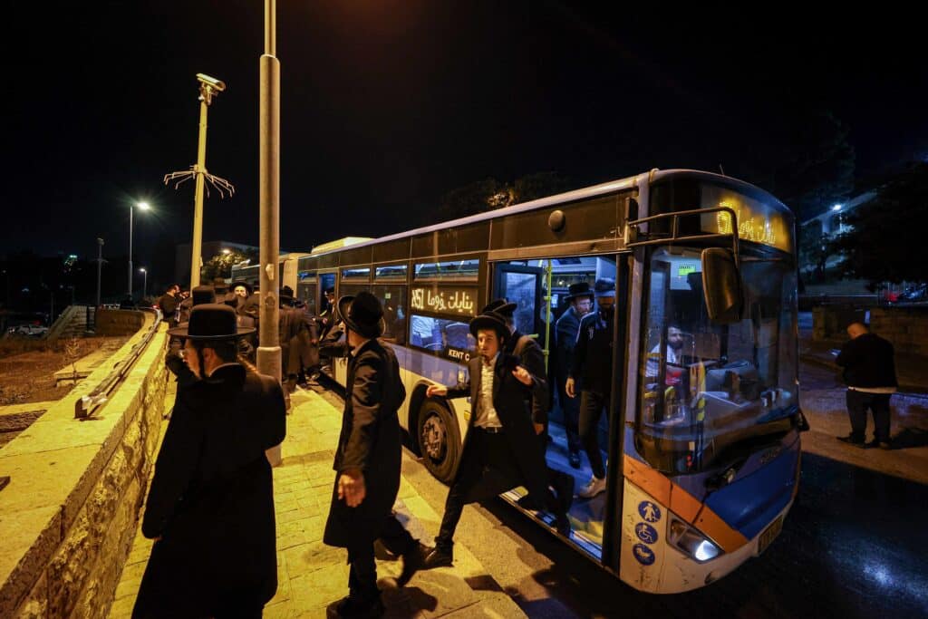 טיש ותפילה: המונים עלו לציונו של הרה"ק רבי שלומקה מזוועיהל