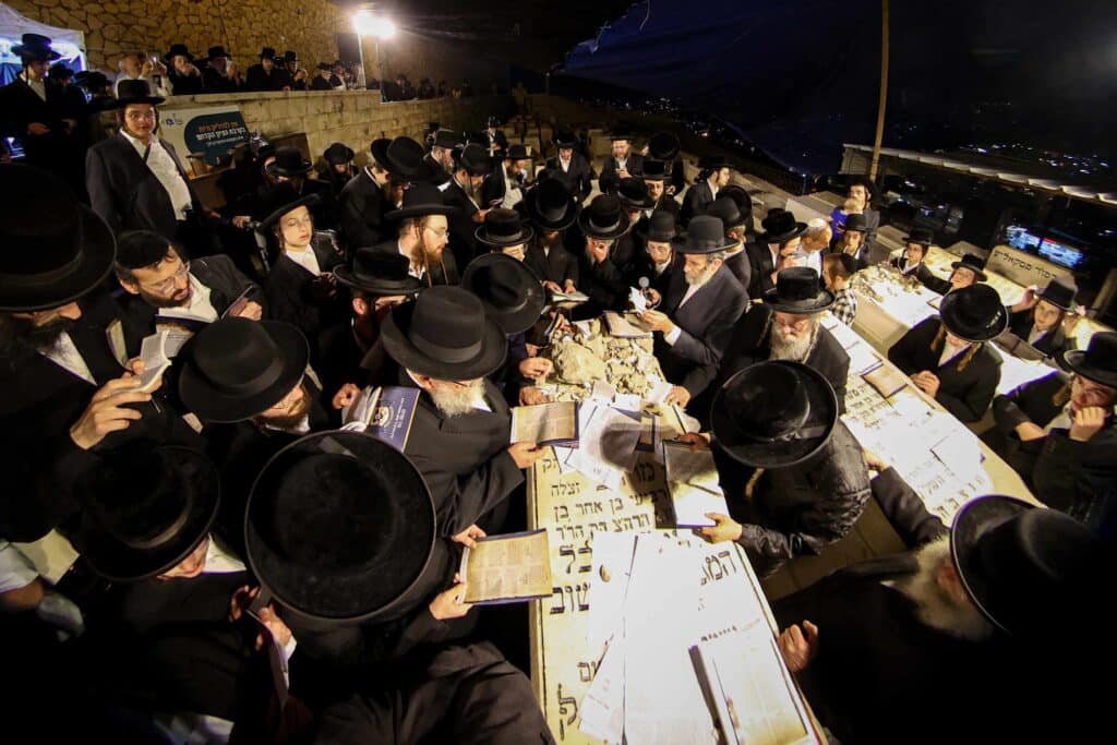 טיש ותפילה: המונים עלו לציונו של הרה"ק רבי שלומקה מזוועיהל