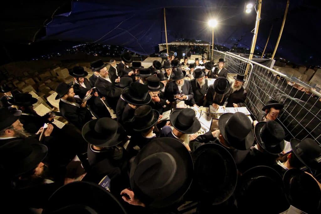 טיש ותפילה: המונים עלו לציונו של הרה"ק רבי שלומקה מזוועיהל