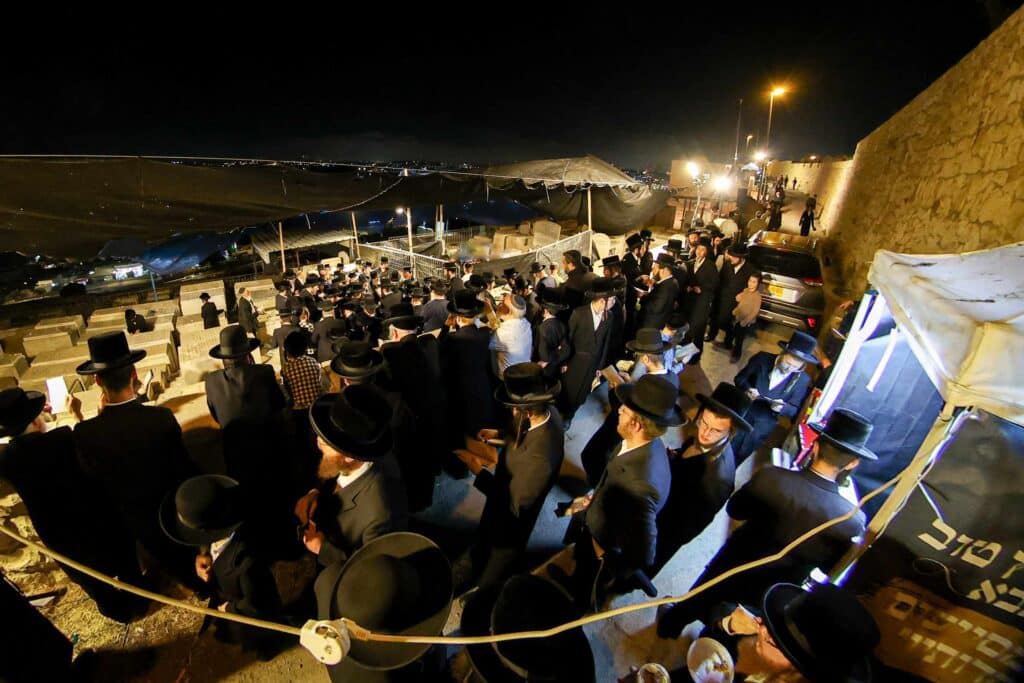 טיש ותפילה: המונים עלו לציונו של הרה"ק רבי שלומקה מזוועיהל