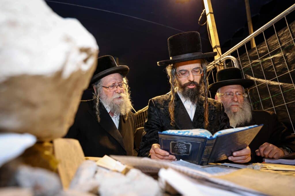 טיש ותפילה: המונים עלו לציונו של הרה"ק רבי שלומקה מזוועיהל