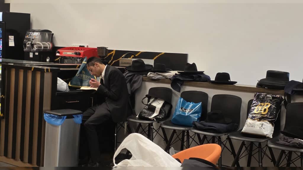 איצקוביץ': ההכנות להילולא ותעלומת הנגיד המסתורי איצקוביץ': ההכנות להילולא ותעלומת הנגיד המסתורי