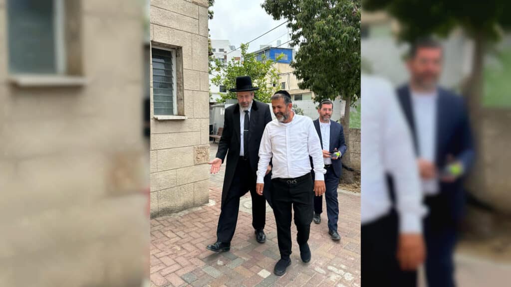 איצקוביץ': ההכנות להילולא ותעלומת הנגיד המסתורי איצקוביץ': ההכנות להילולא ותעלומת הנגיד המסתורי