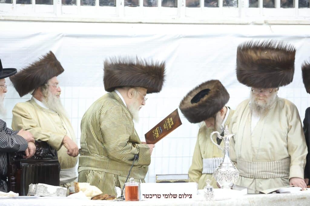 האדמורי"ם סיימו את ספר הזוהר במסגרת הלימוד "איתכנשו" האדמורי"ם סיימו את ספר הזוהר במסגרת הלימוד "איתכנשו"