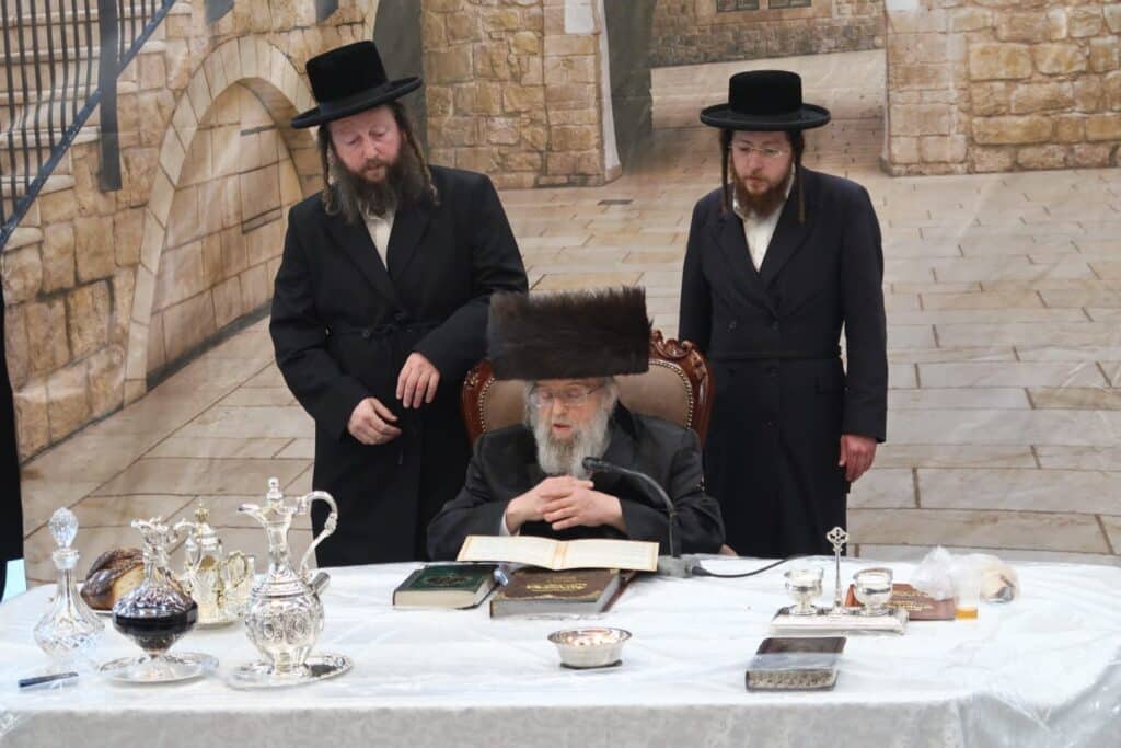 האדמורי"ם סיימו את ספר הזוהר במסגרת הלימוד "איתכנשו" האדמורי"ם סיימו את ספר הזוהר במסגרת הלימוד "איתכנשו"