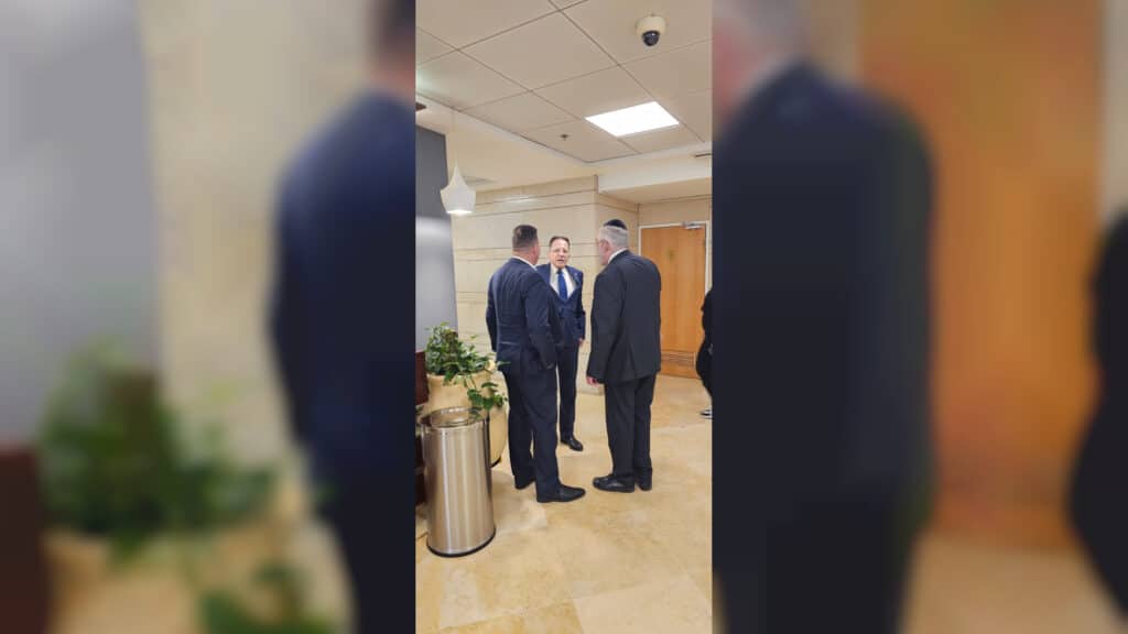 איצקוביץ': המודעה שבוטלה ומאחורי הקלעים של הטרמפ איצקוביץ': המודעה שבוטלה ומאחורי הקלעים של הטרמפ