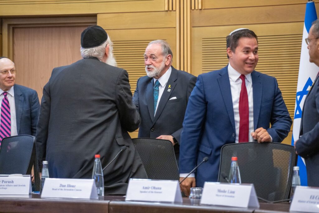 איצקוביץ': המודעה שבוטלה ומאחורי הקלעים של הטרמפ איצקוביץ': המודעה שבוטלה ומאחורי הקלעים של הטרמפ