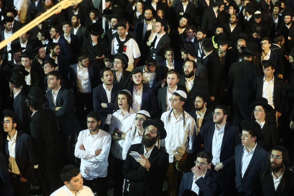 רגעים מרגשים: אלפים בהדלקת הרה"ח שמואל שטרן שליט"א במירון