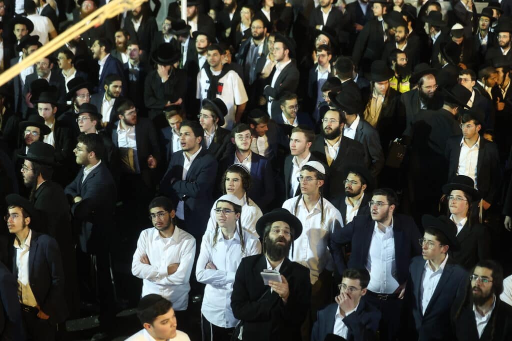 רגעים מרגשים: אלפים בהדלקת הרה"ח שמואל שטרן שליט"א במירון