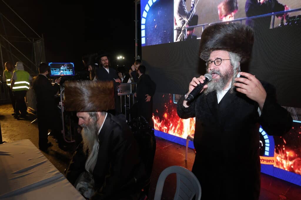 רגעים מרגשים: אלפים בהדלקת הרה"ח שמואל שטרן שליט"א במירון