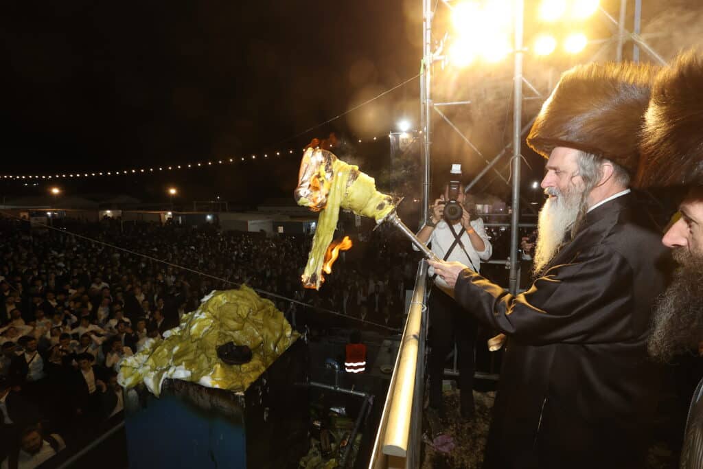 רגעים מרגשים: אלפים בהדלקת הרה"ח שמואל שטרן שליט"א במירון