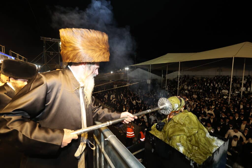 רגעים מרגשים: אלפים בהדלקת הרה"ח שמואל שטרן שליט"א במירון