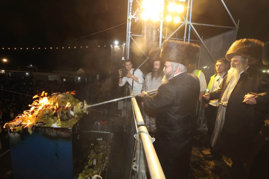 רגעים מרגשים: אלפים בהדלקת הרה"ח שמואל שטרן שליט"א במירון