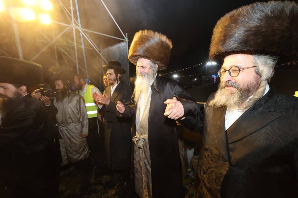 רגעים מרגשים: אלפים בהדלקת הרה"ח שמואל שטרן שליט"א במירון