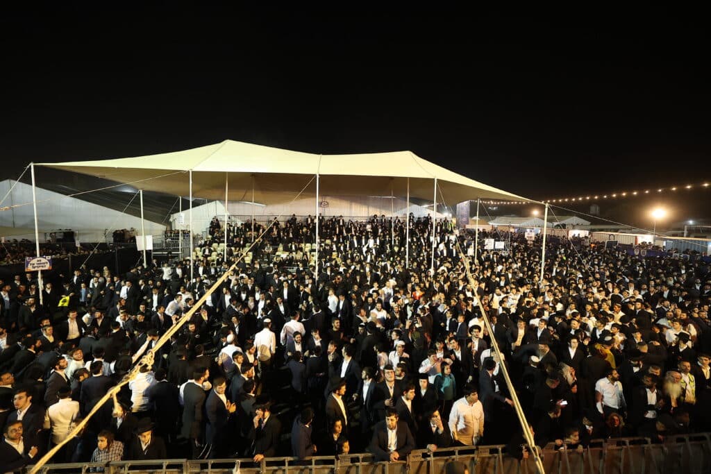 רגעים מרגשים: אלפים בהדלקת הרה"ח שמואל שטרן שליט"א במירון