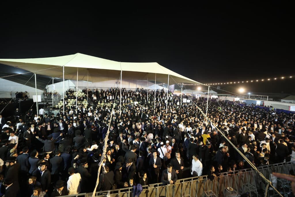 רגעים מרגשים: אלפים בהדלקת הרה"ח שמואל שטרן שליט"א במירון