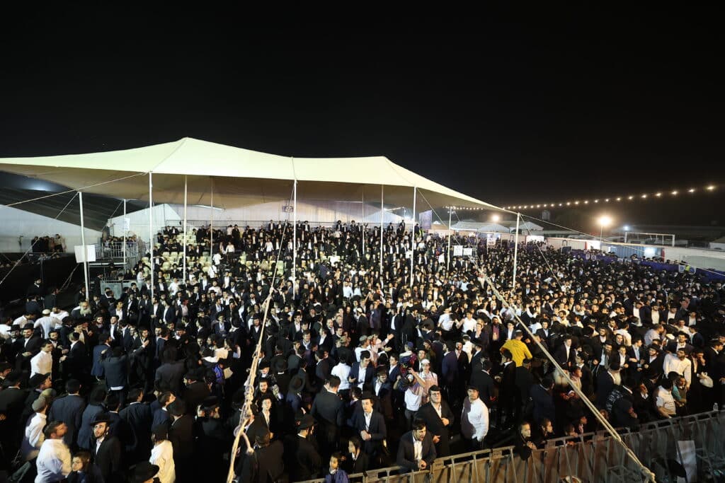 רגעים מרגשים: אלפים בהדלקת הרה"ח שמואל שטרן שליט"א במירון