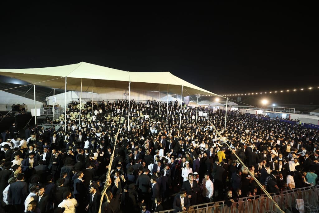 רגעים מרגשים: אלפים בהדלקת הרה"ח שמואל שטרן שליט"א במירון