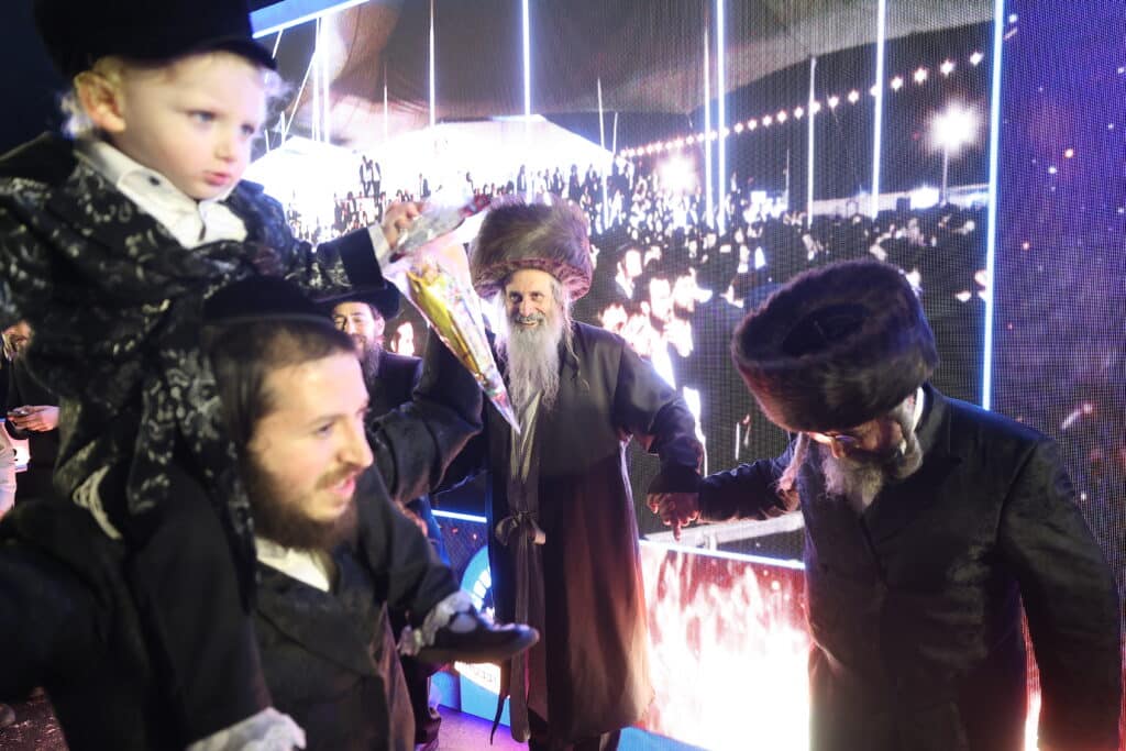 רגעים מרגשים: אלפים בהדלקת הרה"ח שמואל שטרן שליט"א במירון