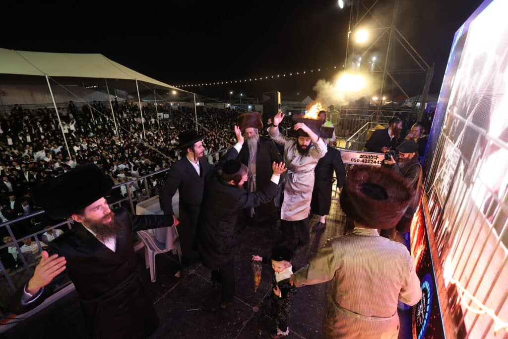 רגעים מרגשים: אלפים בהדלקת הרה"ח שמואל שטרן שליט"א במירון