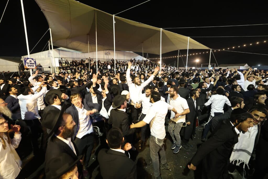 רגעים מרגשים: אלפים בהדלקת הרה"ח שמואל שטרן שליט"א במירון