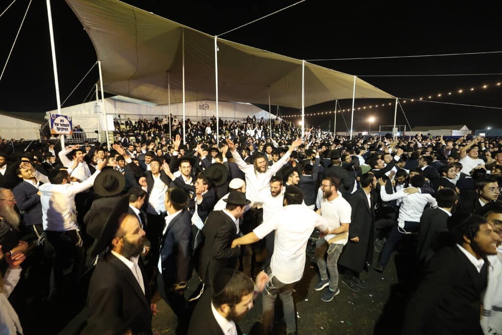 רגעים מרגשים: אלפים בהדלקת הרה"ח שמואל שטרן שליט"א במירון