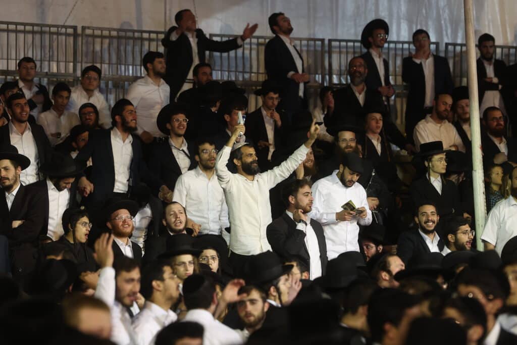 רגעים מרגשים: אלפים בהדלקת הרה"ח שמואל שטרן שליט"א במירון