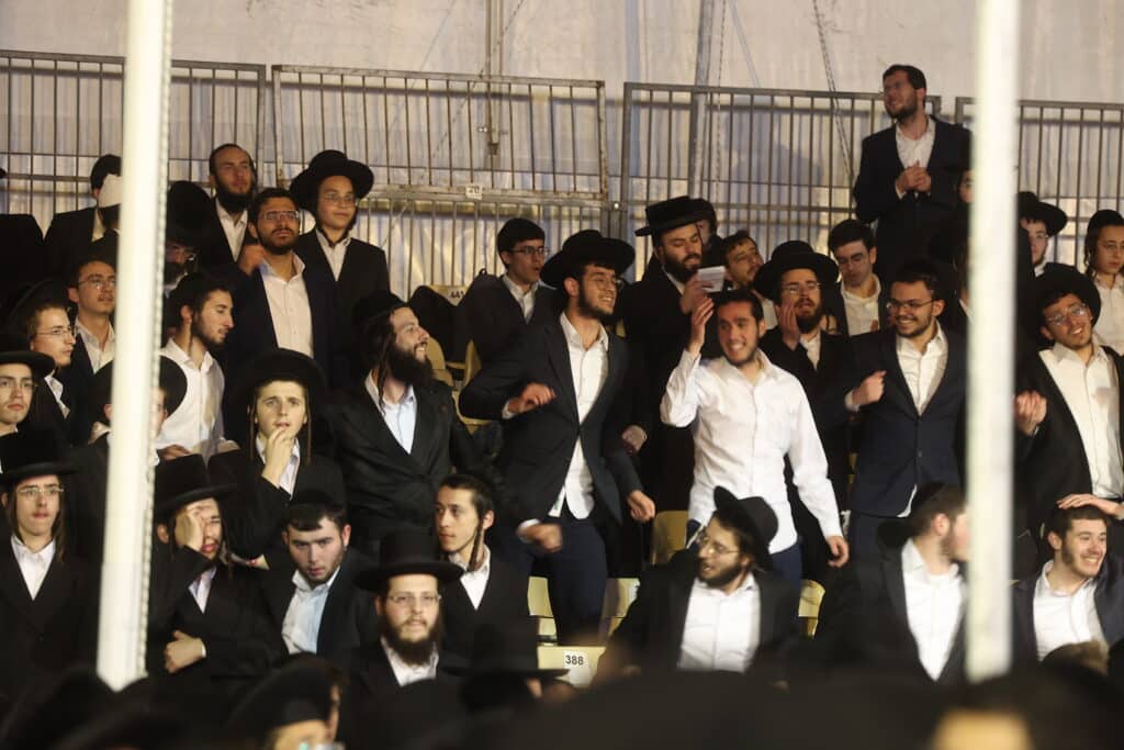 רגעים מרגשים: אלפים בהדלקת הרה"ח שמואל שטרן שליט"א במירון