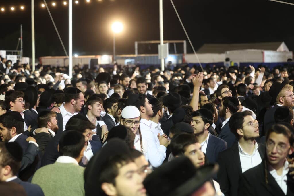 רגעים מרגשים: אלפים בהדלקת הרה"ח שמואל שטרן שליט"א במירון