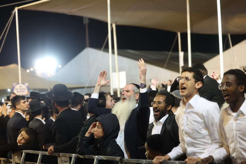 רגעים מרגשים: אלפים בהדלקת הרה"ח שמואל שטרן שליט"א במירון